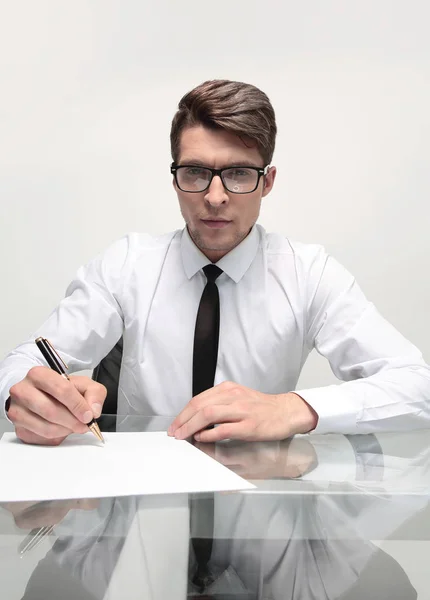 Nauwe up.businessman tekent een document zit op kantoor bureau — Stockfoto
