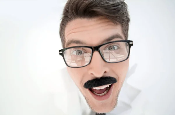 Sluit up.attentive zakenman met een bril op zoek naar jou — Stockfoto