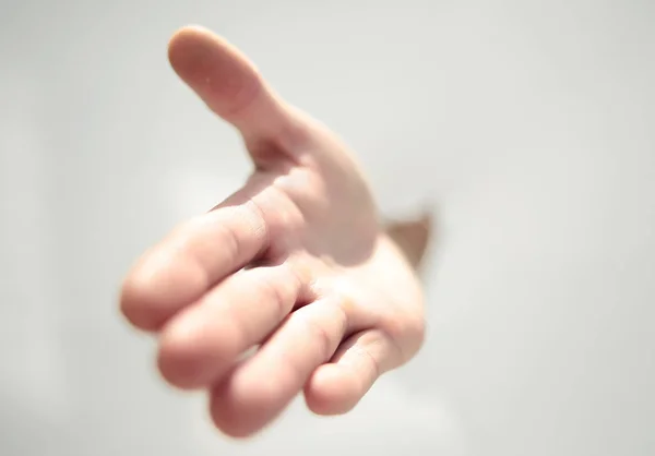 Sluit up.a mans hand breekt door de muur van papier — Stockfoto