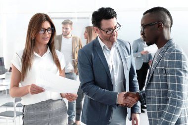 ofiste iş karşılıklı iş adamları.