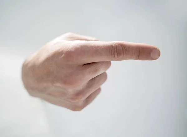 Stäng upp.ett mans hand bryta igenom papperet och pekar så — Stockfoto