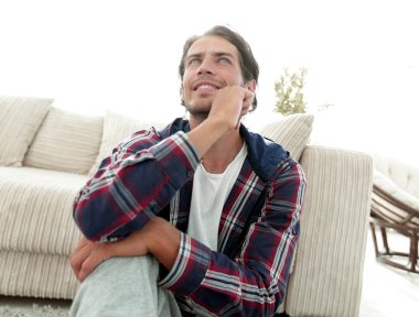 yeni bir daire içinde halı üzerinde mutlu bir adam Close-Up.