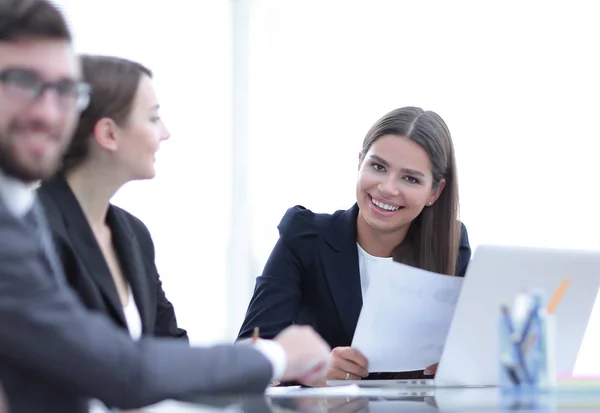 Affärspartners diskuterar dokument och idéer vid mötet — Stockfoto