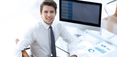 çalışan bir bilgisayar ekranı önünde oturan