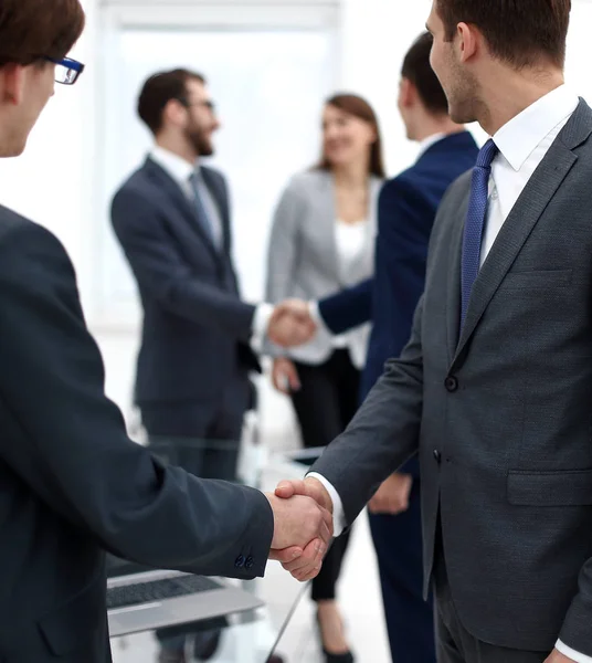 Handshake obchodních partnerů po poradě — Stock fotografie
