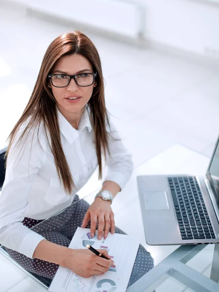 Geschäftsfrau arbeitet durch Prüfung des Finanzberichts — Stockfoto