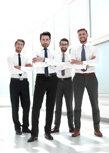 En pleno crecimiento.retrato de un equipo empresarial seguro — Foto de Stock
