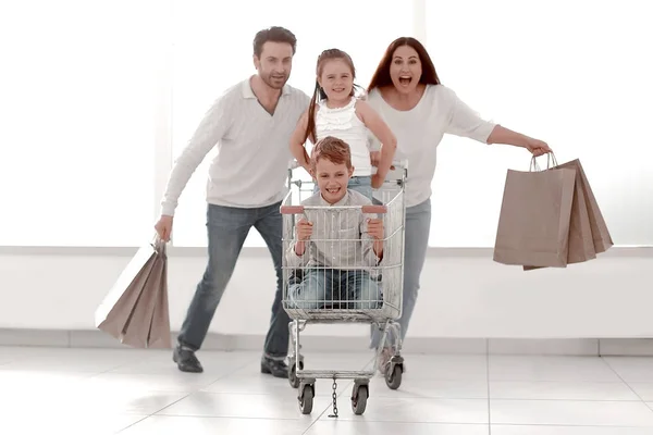 快乐的家庭与购物车和孩子 — 图库照片