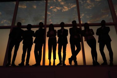 bir grup ofis pencere duran iş insan silüeti