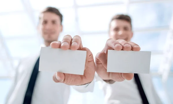 Fechar up.blank cartões de visita nas mãos de pessoas de negócios . — Fotografia de Stock