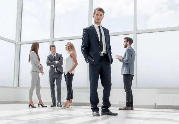 Botten view.confident affärsman står i en rymlig hall — Stockfoto