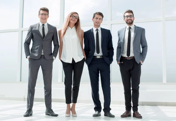 I full tillväxt. Business team stående på kontoret. — Stockfoto