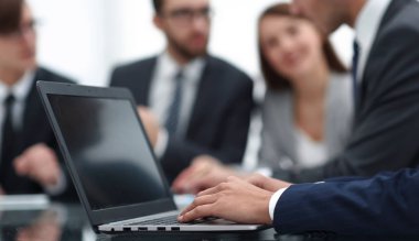 dizüstü bilgisayarda yazarak up.businessman kapatın