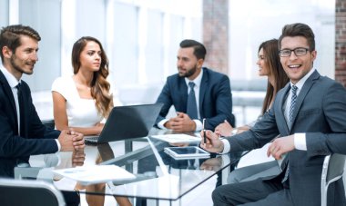 ofiste Resepsiyon oturan başarılı iş takım