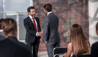 iş adamları birbirlerini daha önce sunu selamlıyorum