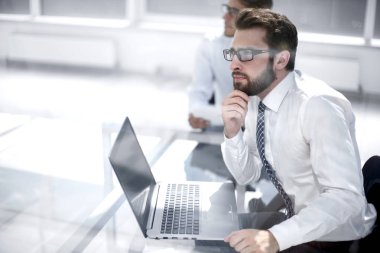 çalışan Resepsiyon ofiste otururken hayal.