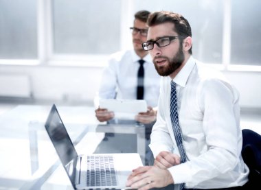 düşünceli çalışan Resepsiyon ofiste oturan