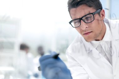 yakın up.a odaklı bilim adamı notlar tahtada yapar.