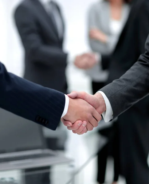 Concetto di cooperazione.stretta di mano dei partner commerciali — Foto Stock