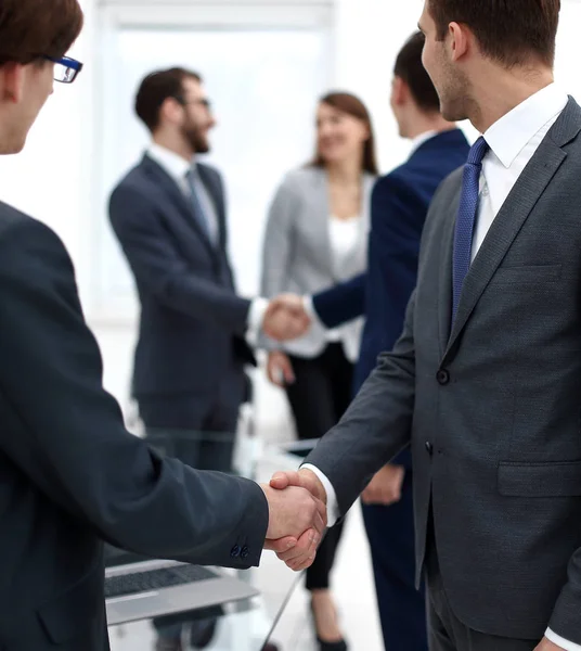 Händedruck von Geschäftspartnern nach dem Briefing — Stockfoto