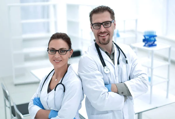 Retrato de dos jóvenes científicos en el fondo del laboratorio — Foto de Stock