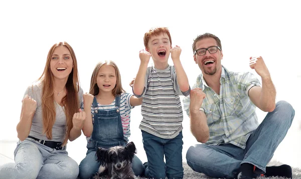 Família feliz sentado em seu novo apartamento — Fotografia de Stock