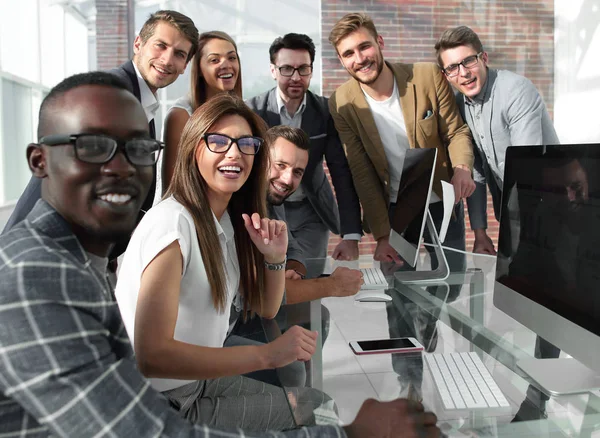 Vriendelijke business team bespreken nieuwe businessplan — Stockfoto