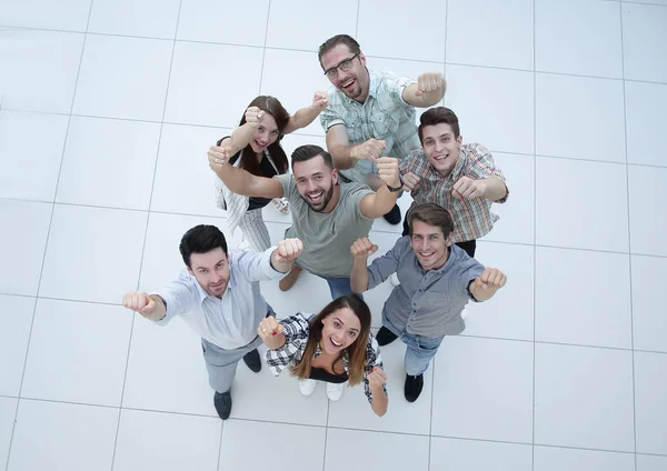 Ansicht von oben. das unternehmerische Team zeigt seinen Erfolg — Stockfoto