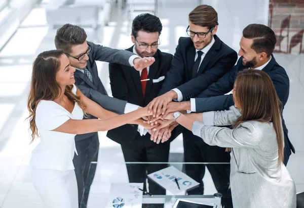 Grupo de empresarios que inician un nuevo proyecto comercial — Foto de Stock