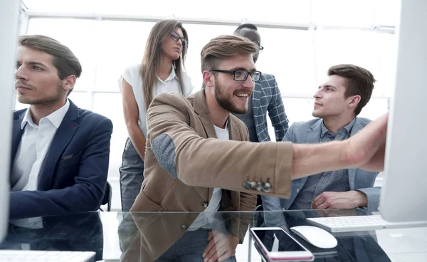 Programmerare som arbetar på ett programvaruutvecklingskontor — Stockfoto