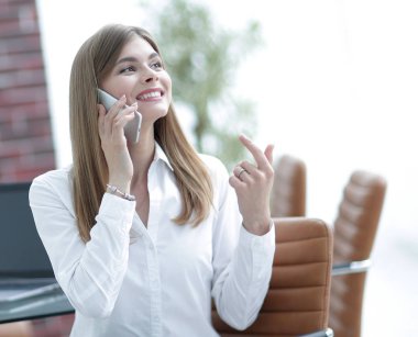 Genç buisnes kadın bir cep telefonu söz.