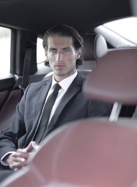 rahat bir arabada oturan işadamı