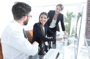 portre. iş takım tartışıyor