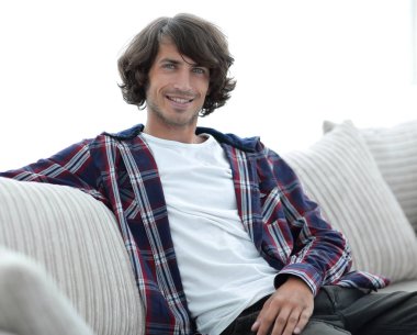 kanepede oturan başarılı yakışıklı olan.