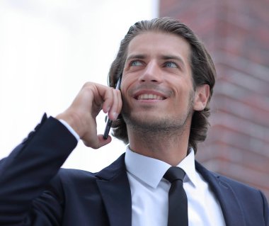 İş adamı akıllı telefondan konuşuyor..