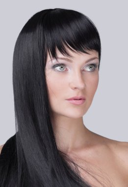 Güzel bir kadın yüzü temiz ten - gri izole ile