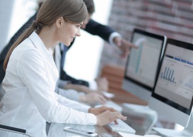 mali verileri olan bilgisayarlarda çalışan iş takım.