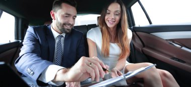 İşadamı kontrat imzalıyor.