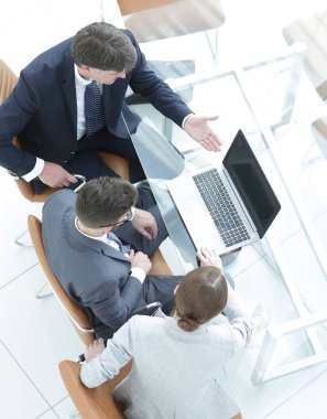 İş takım çalışma masası dizüstü bilgisayar ile çalışma