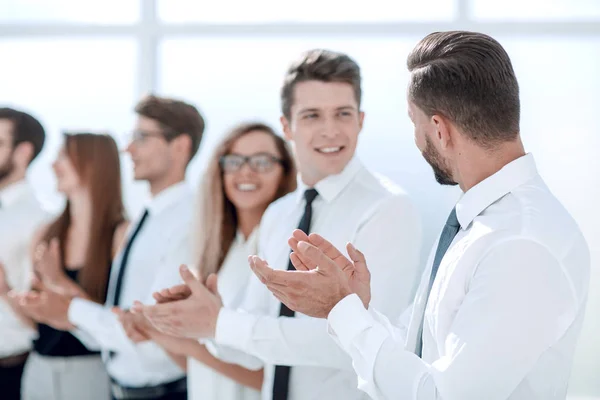 Close up. Mitarbeiter im Büro mit Standing Ovations. — Stockfoto