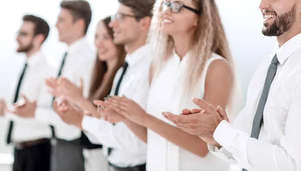 Grupp av affärsmän som applåderar stående — Stockfoto