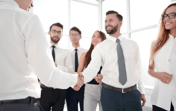 Team di lavoro alla ricerca di una stretta di mano di partner commerciale — Foto Stock