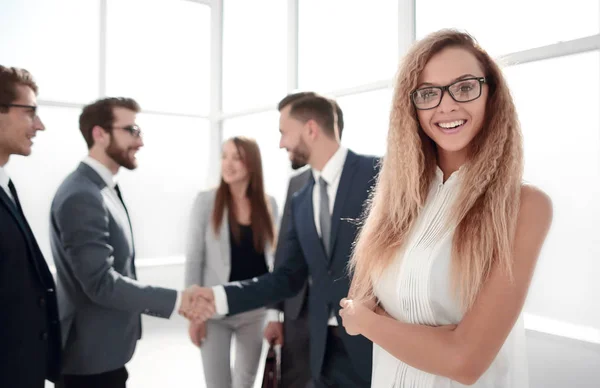 Partner commerciali che si stringono la mano quando si incontrano in ufficio — Foto Stock