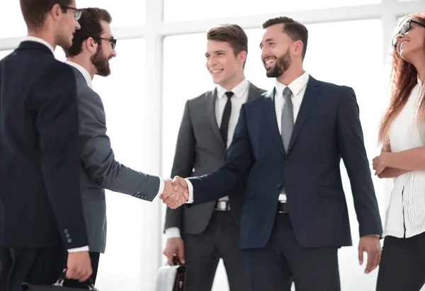 Parceiros comerciais handshake em um escritório moderno — Fotografia de Stock