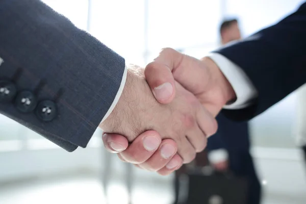 Закрывай. рукопожатие бизнес-партнеров — стоковое фото