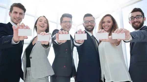 Equipo de negocios mostrando sus tarjetas de visita . —  Fotos de Stock