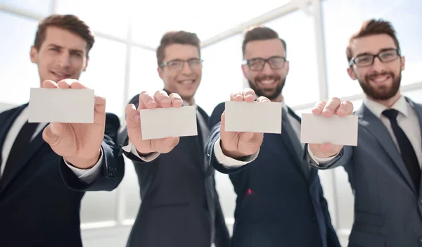 Blank business cards in the hands of the business team — Stock Photo, Image