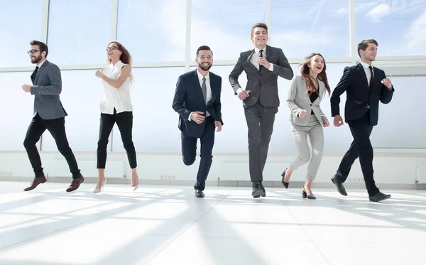 Team di lavoro in una spaziosa sala ufficio — Foto Stock