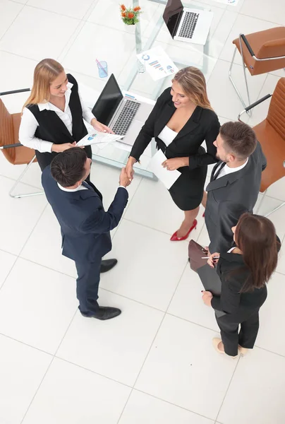 Handshake Manager y el cliente después de firmar el contrato —  Fotos de Stock