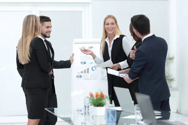 Empresários em apresentação no escritório — Fotografia de Stock